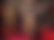 Pies descalzos y strap-on blanco: las pantimedias se quitan porque te encantan los sexys pies descalzos de la amante, junto con una gran polla blanca que tu diosa acaricia, provocándote con la polla y los pies.