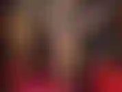 Pies descalzos y strap-on blanco: las pantimedias se quitan porque te encantan los sexys pies descalzos de la amante, junto con una gran polla blanca que tu diosa acaricia, provocándote con la polla y los pies.