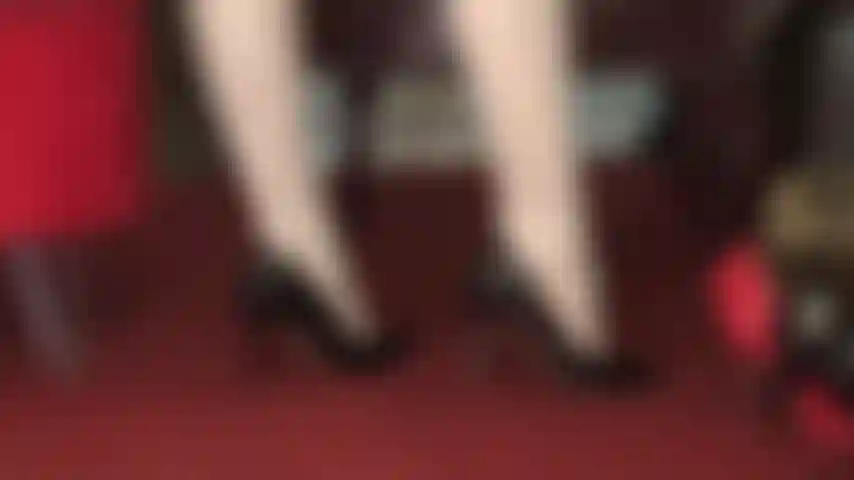 Medias blancas brillantes, fetichismo de pies, adoración y inmersión de tacones altos, juego de zapatos: la amante vivian tienta con sus hermosos pies de nailon en tacones negros brillantes.