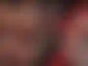 Ama lame y acaricia tacones de acero rojo.