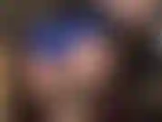 Shorts de satén brillante: ¡son increíbles! Mistress luce shorts cortos de satén extrabrillantes dorados y azules sobre capas de pantimedias y medias.