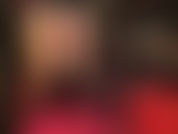 Ama revela lo que hay debajo de esta sexy falda larga de cuero negro mientras la levanta lentamente, provocándola con medias sedosas y suaves color piel y botas de cuero.