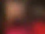 Ama revela lo que hay debajo de esta sexy falda larga de cuero negro mientras la levanta lentamente, provocándola con medias sedosas y suaves color piel y botas de cuero.