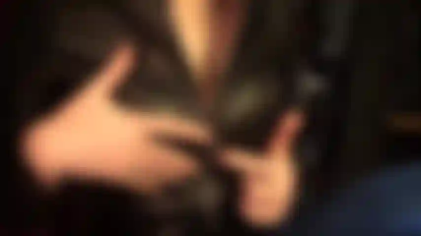 Cremallera provocativa - la amante vivian sabe exactamente lo que te hace hervir la sangre... La provocación de su cremallera bajada para revelar su maravilloso escote.