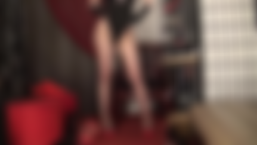 Findom, tatuaje, adoración corporal. Admira las inmaculadas curvas de tu diosa con medias marrones transparentes y un body negro: el top escotado, las medias transparentes, las bragas apretadas. Estas vistas son tan íntimas que tendrás que pagar una fortuna.