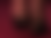 Pies con medias de látex y zapatos de tacón de acero con punta abierta: mira cómo estos bonitos dedos se asoman por unos sexys tacones altos.