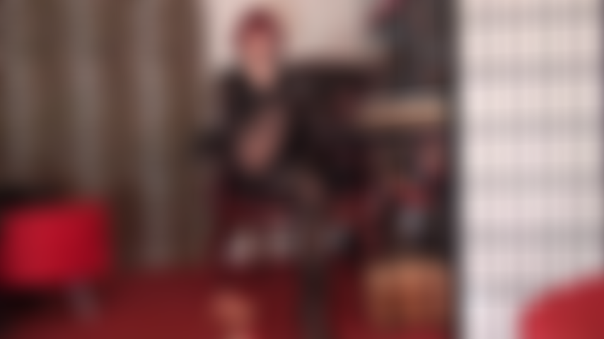 Disfrutando de tu fetiche de pies con las piernas en alto en medias brillantes de aceite negro.