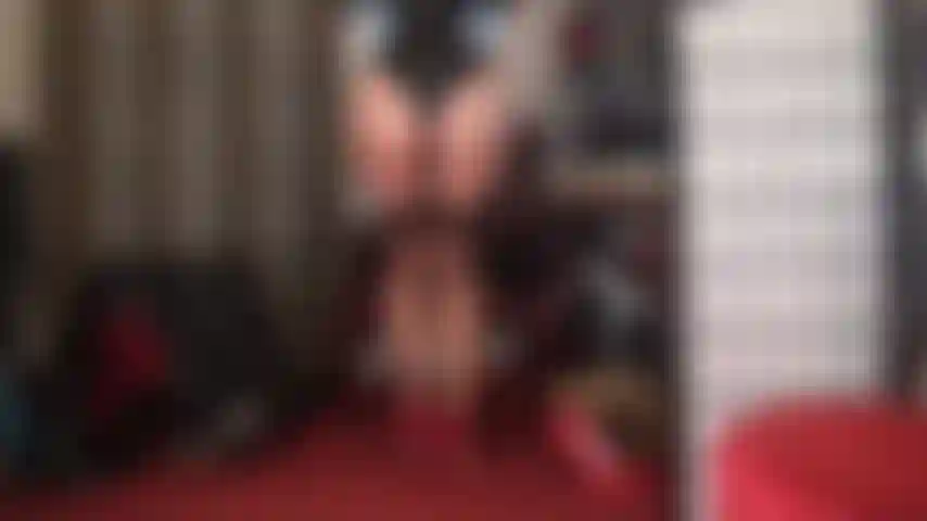 Amante del nailon, adoración por el culo, como si las medias color canela y las medias marrones en capas no fueran lo suficientemente calientes... La ama lo remata añadiendo una capa adicional de medias negras.