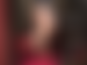 Tu diosa de las pantimedias muestra sus maravillosas piernas y pies largos con medias color piel brillante y sexys tacones de acero rojos.