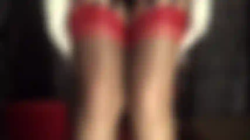 Las medias vintage debilitan al chupador de pollas: la amante vivian, vestida con satén blanco, medias completamente confeccionadas y un liguero de 12 tiras, te muestra cómo disfruta usar tu garganta de perra.