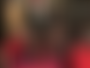 Busto corto y consolador negro enorme.