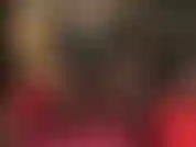 Busto corto y consolador negro enorme.