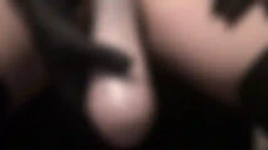 De cuero con un strap-on grueso y una fusta. Sentirás esta polla gruesa y carnosa penetrada hasta el fondo de tu agujero, inclinada, azotada por la fusta de mi ama.