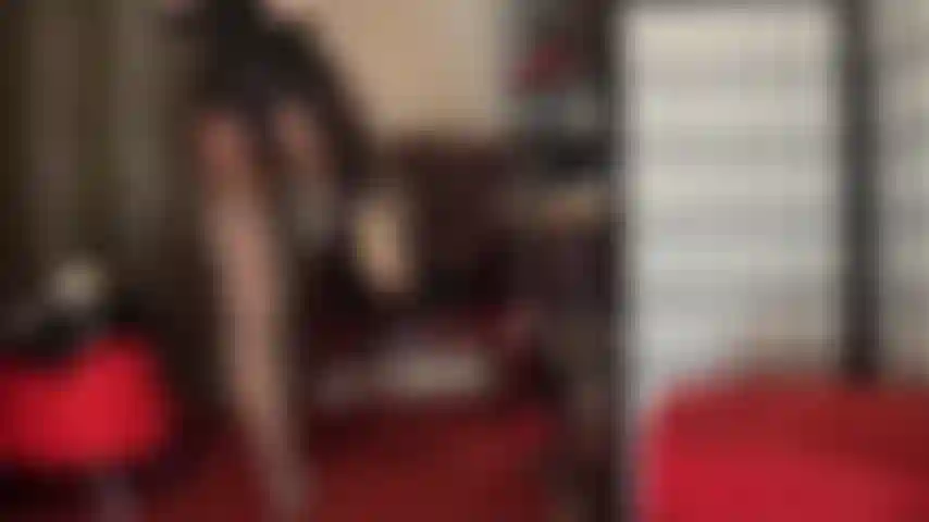 Medias con costura simplemente irresistibles y tirantes de liga sobre pantimedias brillantes de color marrón oscuro: las maravillosas piernas de nailon de la amante, los tacones de aguja y las bragas de encaje te ponen muy duro.