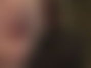 Mi ama se desliza medias negras de seda sobre sus manos para excitarte, frotándolas por todo tu ano. Veamos cuántos dedos puedo deslizar...