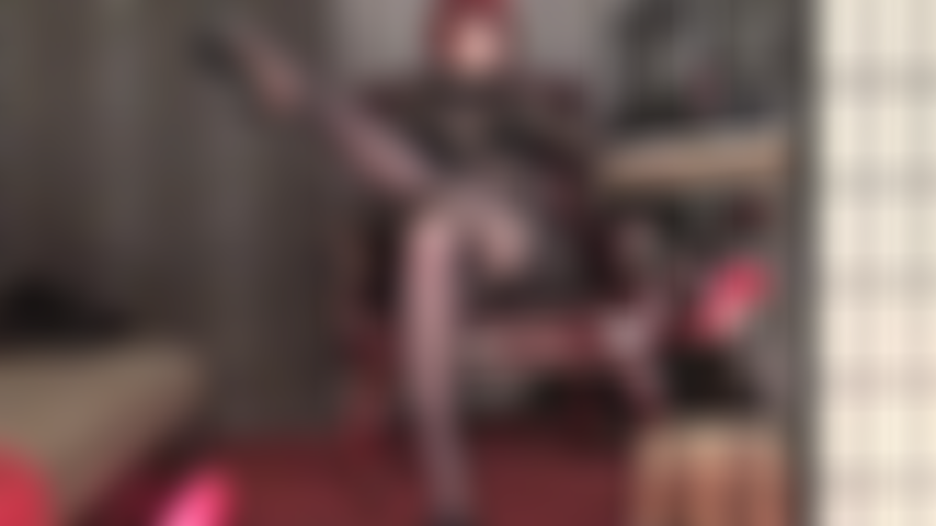 ¿Cómo podrás resistirte a las piernas de mi amante, de seductoras y largas medias bien formadas, que balancean sus mules de cuero negro desde los dedos de sus pies? Ella conoce tu debilidad.