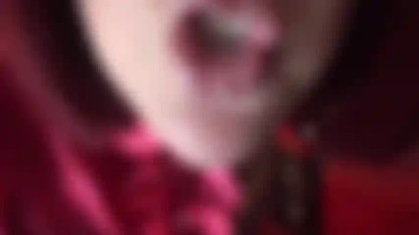 Un beso de dominatrix extremadamente húmedo: la amante te alimenta con saliva de su boca y un tacón brillante.