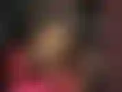 Con tacones de cuero colgantes y hermosas piernas revestidas de nailon. Juego con zapatos, tacones altos, fetiche de pies.