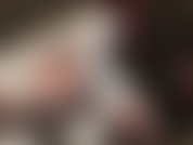 Fetiche de satén brillante y indulgencia con medias: la amante se viste con maravillosas y diferentes bragas de satén brillante, capas de nailon sexys y guantes de satén que provocarán hasta el último trocito de semen de tu polla.