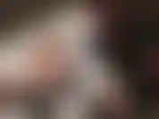 Fetiche de satén brillante y indulgencia con medias: la amante se viste con maravillosas y diferentes bragas de satén brillante, capas de nailon sexys y guantes de satén que provocarán hasta el último trocito de semen de tu polla.