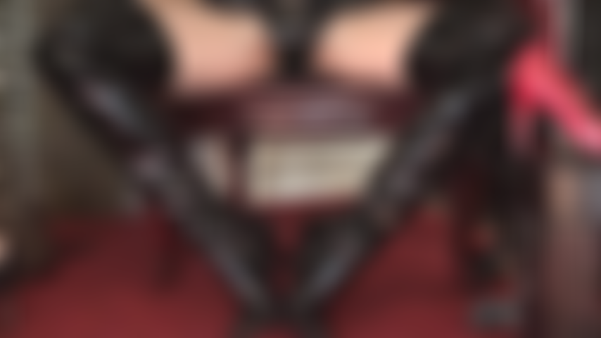 Seducción en pvc - botas altas y brillantes, guantes y braguitas para volver absolutamente loco al amante del pvc.