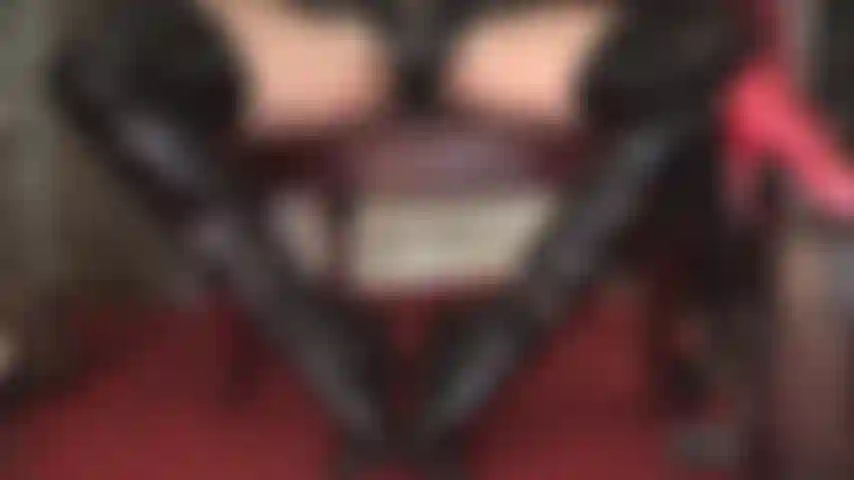 Seducción en pvc - botas altas y brillantes, guantes y braguitas para volver absolutamente loco al amante del pvc.