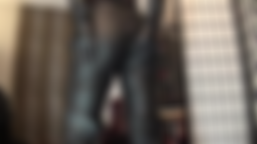 Adoro el culo en pantalones de cuero hasta medias negras con brillo aceitoso, provocadas por guantes de cuero.