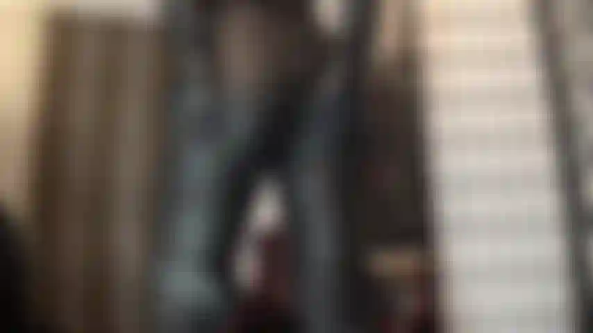 Adoro el culo en pantalones de cuero hasta medias negras con brillo aceitoso, provocadas por guantes de cuero.