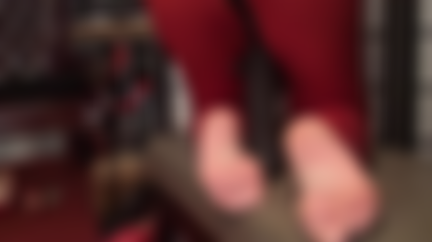 Bbc sobre suelas desnudas - la amante usa un enorme strap-on negro y lo provoca con sus pies desnudos.