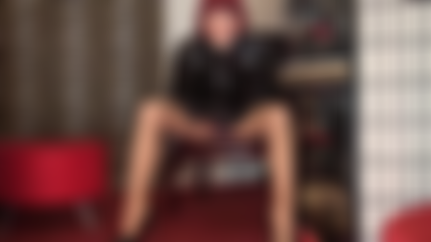 Usa tus bragas de mariquita mientras adoras la gran polla negra de tu ama. Siente tus bolas en estas bragas, se mantendrán llenas porque la única polla que me da placer hoy es la mía. Llenando otra panty con su semen, esta es para tu boca.