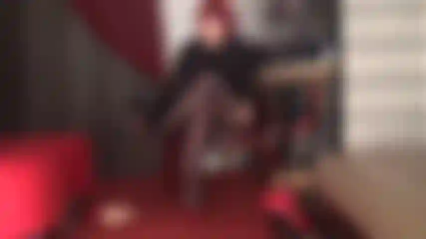 Acércate a mis pies con medias: puedes oler, puedes besar, puedes lamer, pero no puedes correrte.