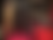 Una diosa fetichista de vinilo brillante, una amante con un traje completo de pvc negro brillante, mostrando su fantástico trasero y piernas en estos ajustados jeans y botas.