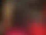 Una diosa fetichista de vinilo brillante, una amante con un traje completo de pvc negro brillante, mostrando su fantástico trasero y piernas en estos ajustados jeans y botas.