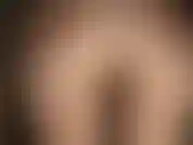 Sentada en su cara con capas de medias brillantes.