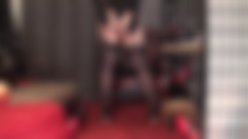 Adoración de culo en medias de liga negras brillantes: qué increíble vista de nailon de doble capa para admirar.