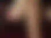 Adoración de pies en medias de nailon color canela y desnudos con aceite: la amante se rasga las pantimedias para llevarte a sus pies desnudos pintados de rojo en este raro clip.