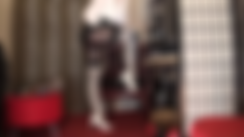 Medias blancas brillantes y ligas sobre medias de spandex marrón metalizado: qué atuendo increíblemente lindo para adorar... Tacones blancos, blusa y guantes de cuero negro explorando lentamente las maravillosas curvas de mi amante.