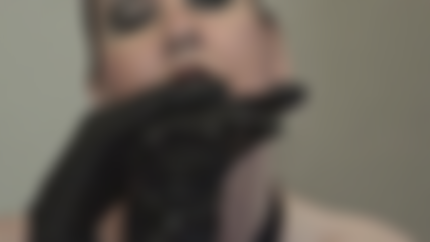 Intenciones crueles en cuero negro - la amante usa guantes de cuero negro y tiene intenciones crueles.