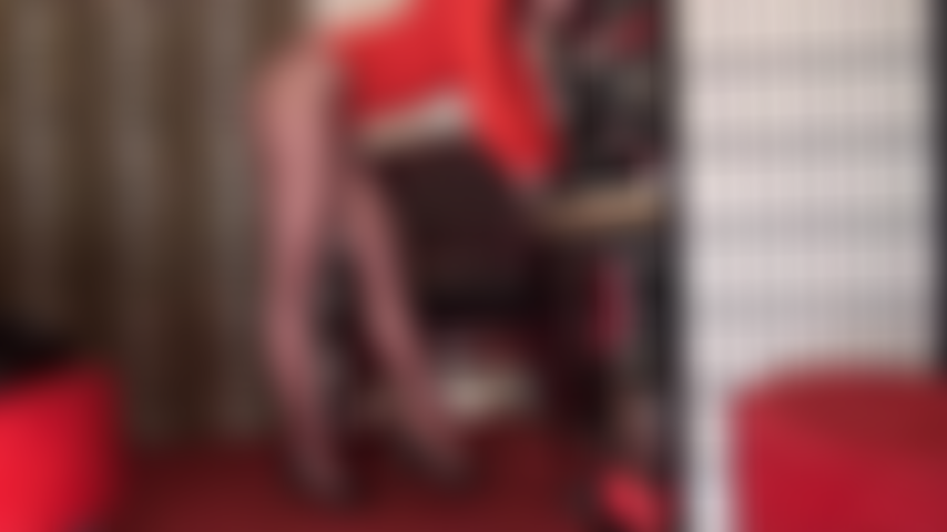 Cambio de pantimedias y cambio de zapatos: de un par de medias marrón oscuro y zapatos de tacón de cuero negro, observo a la señora vivian cambiarse a pantimedias bronceadas con zapatos de tacón blancos y color piel.