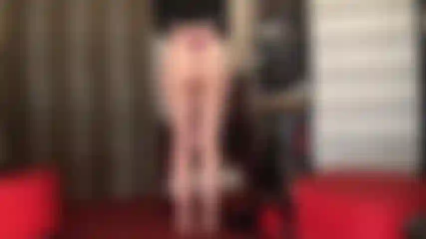 Desde piernas y trasero desnudos hasta medias de rejilla, disfrutas viendo a la señora vivian cambiarse de pantimedias o medias. Pantimedias de rejilla con costura combinadas con botas cortas y braguita de bikini de satén negro. Sexy!