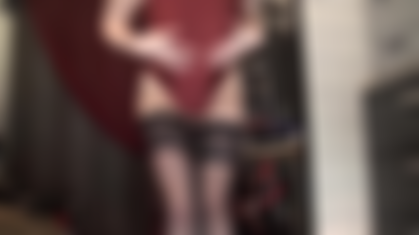 Adoración al cuerpo con traje de lycra color burdeos y medias negras: las curvas de este atuendo son casi demasiado para que puedas soportarlas.