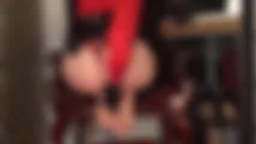 Una provocación por detrás con medias color piel muy transparentes. Con su culo en medias sobre tu cara, imagínate deslizando tu polla entre estas suaves suelas de nailon.