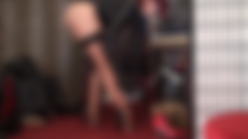 Sandalias de tiras y medias color canela. Las medias te vuelven loca, quieres frotar tu polla sobre mis medias brillantes y follar con la parte superior. Mi ama te acaricia la mano con guantes y tacones.