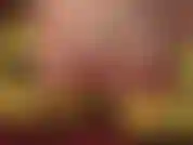 Coqueteo con mis pies descalzos en unos sensuales tacones amarillos. Acércate tanto a los sensuales dedos de mi amante que puedas saborearlos.