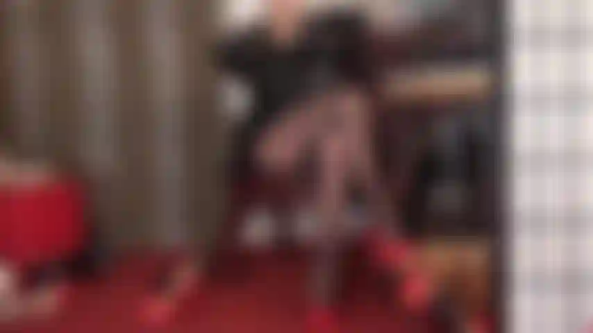 Máscara de medias color canela, pies de nailon arriba y las manos enguantadas de la amante por todo tu pene.