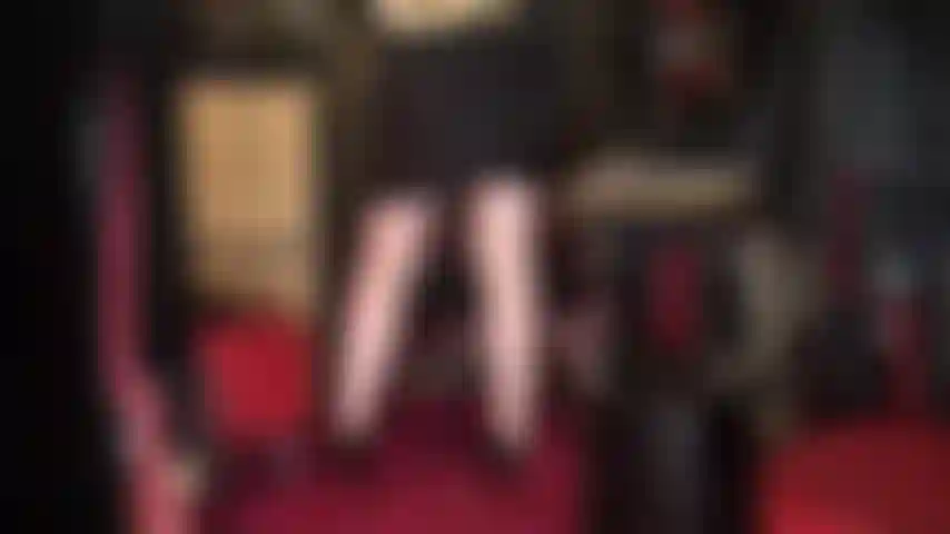 Mostrando mis piernas desnudas de color blanco lechoso con una camisa corta y zapatos de charol con suela roja.