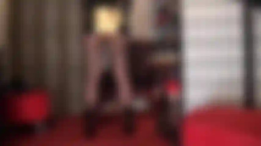 Ama muestra su trasero en shorts metalizados dorados brillantes, sus poderosas piernas en pantimedias negras transparentes, combinadas con botines cortos de charol negro.