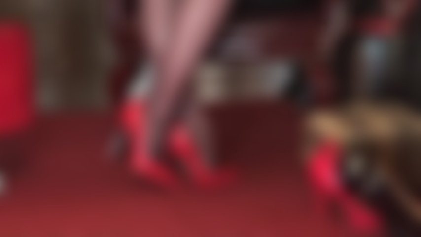 Fanática de los tacones: tu diosa de los tacones altos posa en varios pares de tacones fetichistas altos.