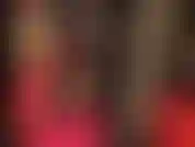 Pantalones de cuero con 3 pares de tacones altos diferentes.