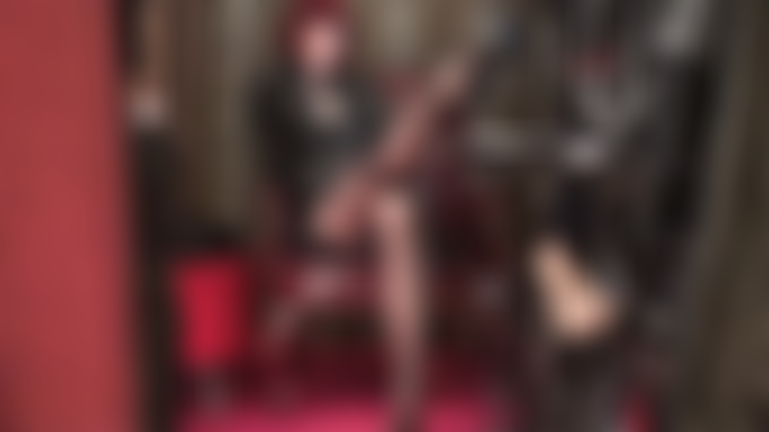 Culo divino, piernas y pies en medias negras calientes.